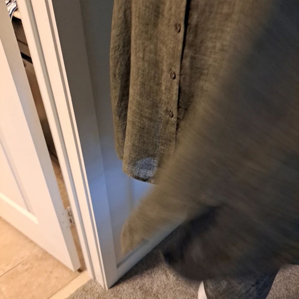 Eileen Fisher Women’s Size M Military Green Linen Button Down Shirt - Picture 3 of 8